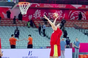 成火蜜众怒！攻不进传不准跑不动！申京是火箭最大卧底？